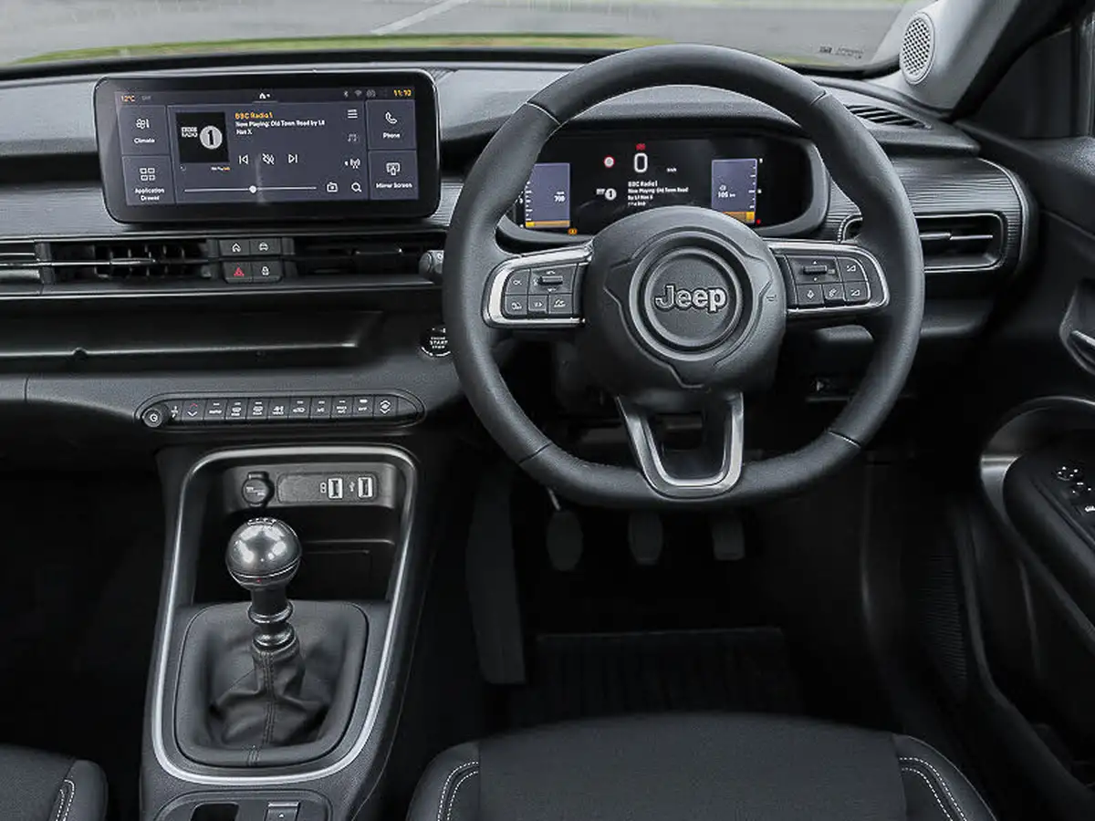 2025-jeep-avenger-12-gse-altitude-big-11