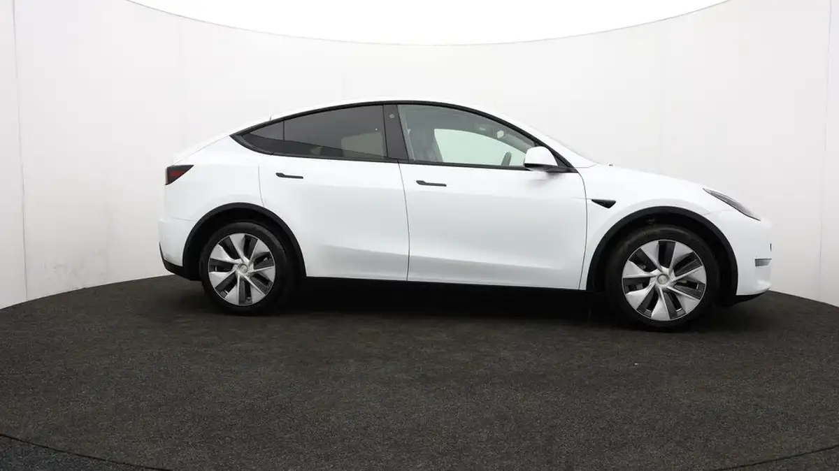 2024-tesla-model-y-e-long-range-306bhp-awd-big-36