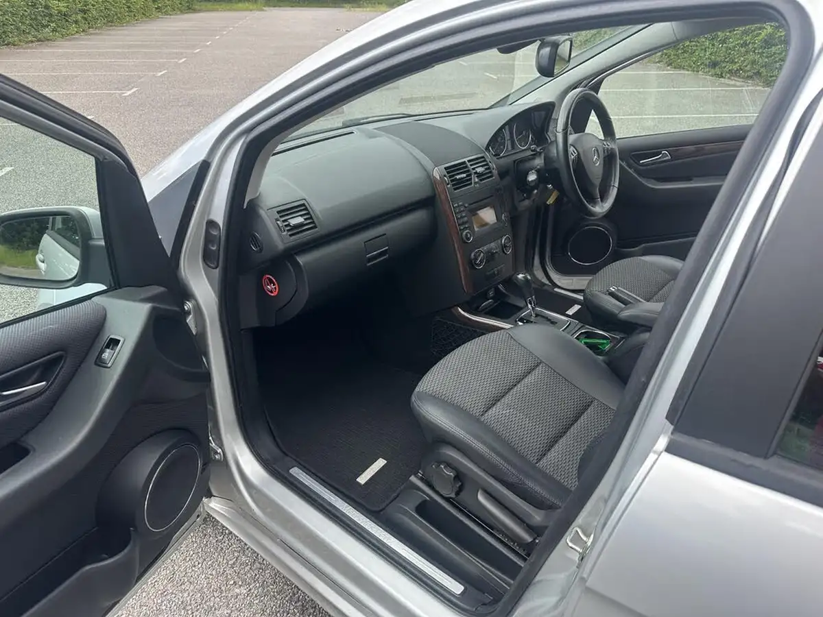 2011-mercedes-benz-a-class-15-a160-elegance-se-cvt-big-16