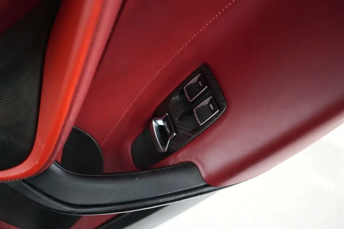 2019-mclaren-720s-40-luxury-big-22