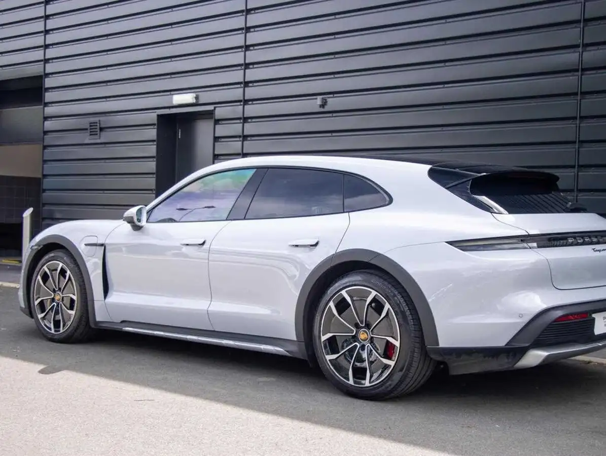 2023-porsche-taycan-e-4s-cross-turismo-big-20