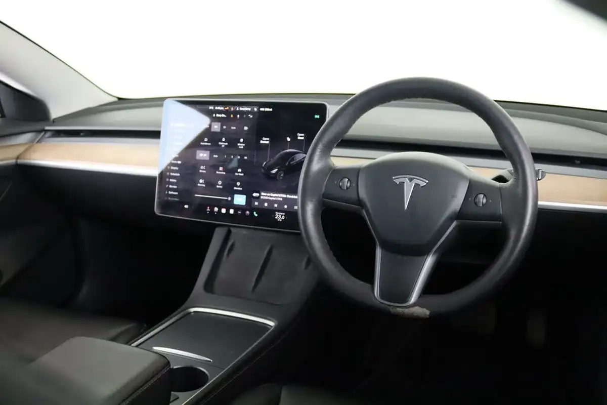 2022-tesla-model-3-e-rwd-big-15