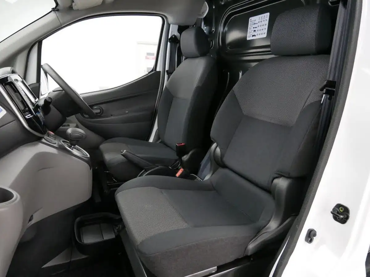 2021-nissan-env200-e-tekna-rapid-panel-van-big-4