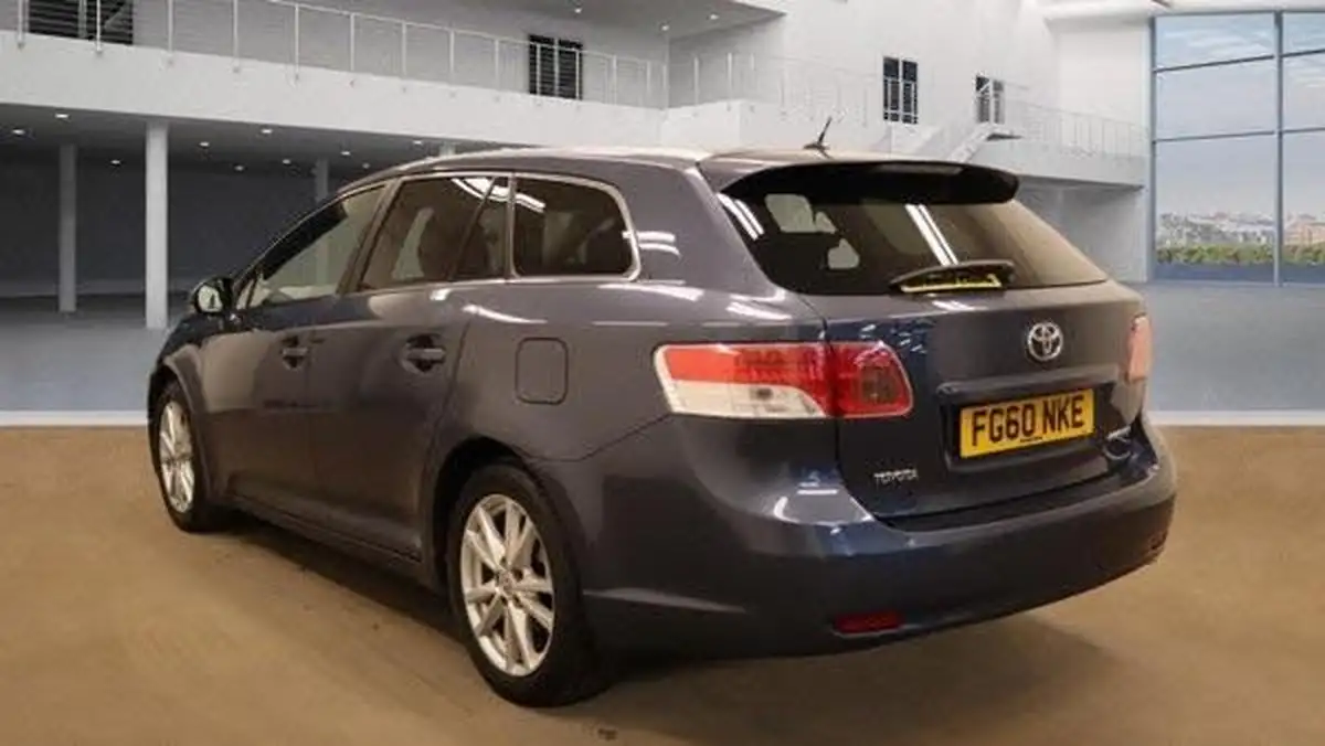 2010-toyota-avensis-big-2