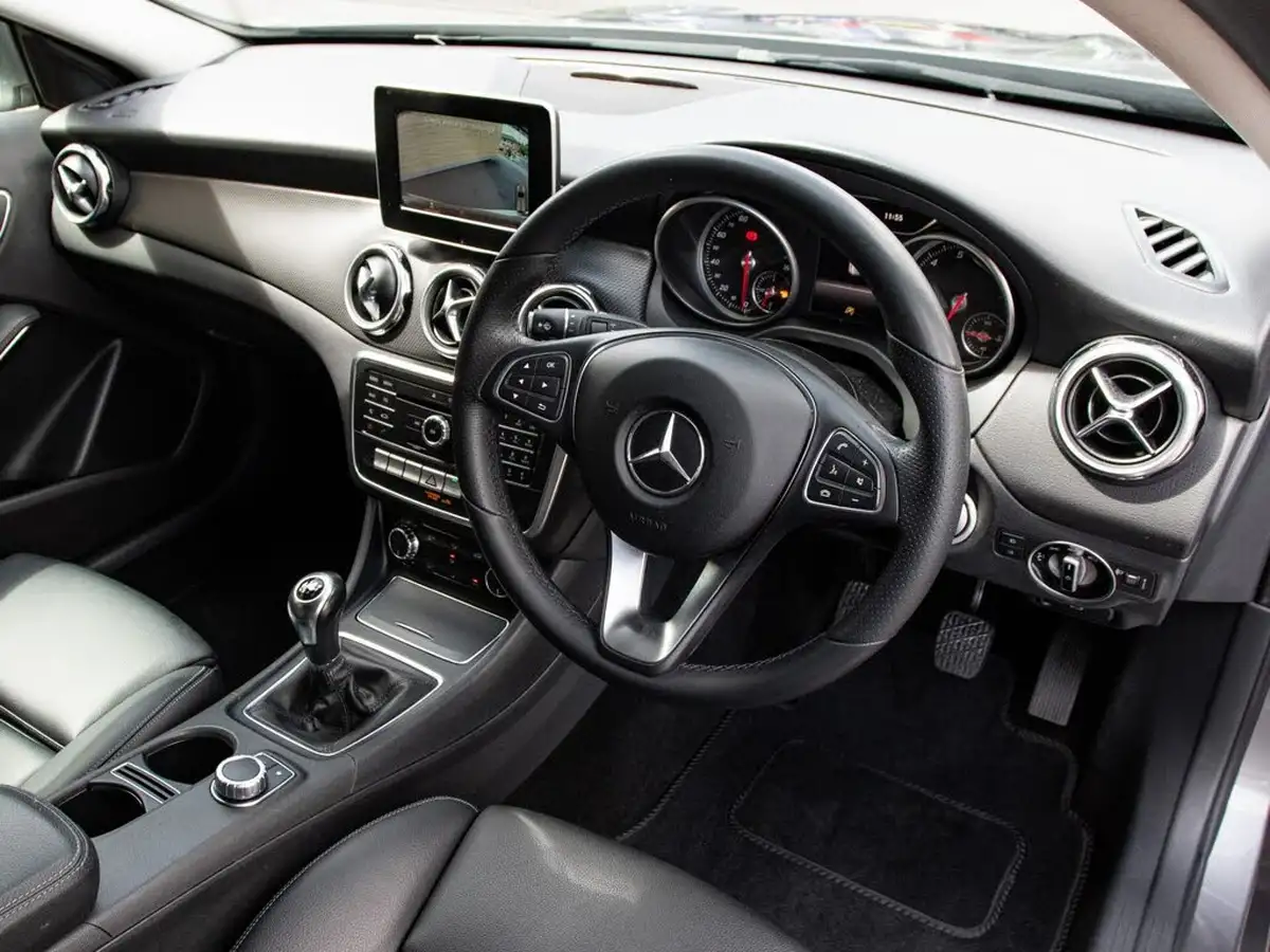 2017-mercedes-benz-gla-class-16-gla-200-se-executive-big-3