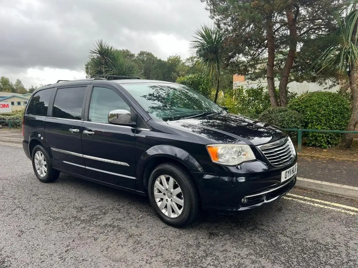 2011-chrysler-grand-voyager-28td-limited-2777cc-big-1