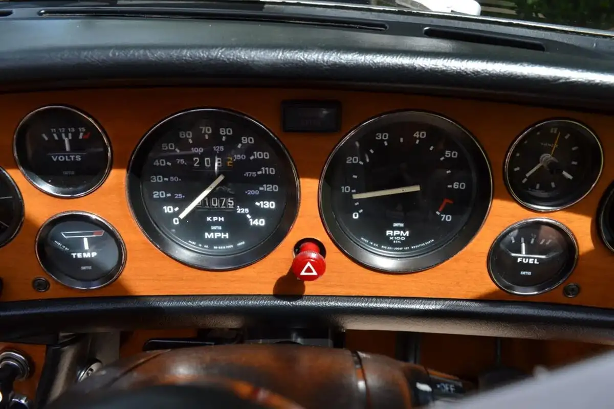 1975-triumph-stag-30-auto-big-63