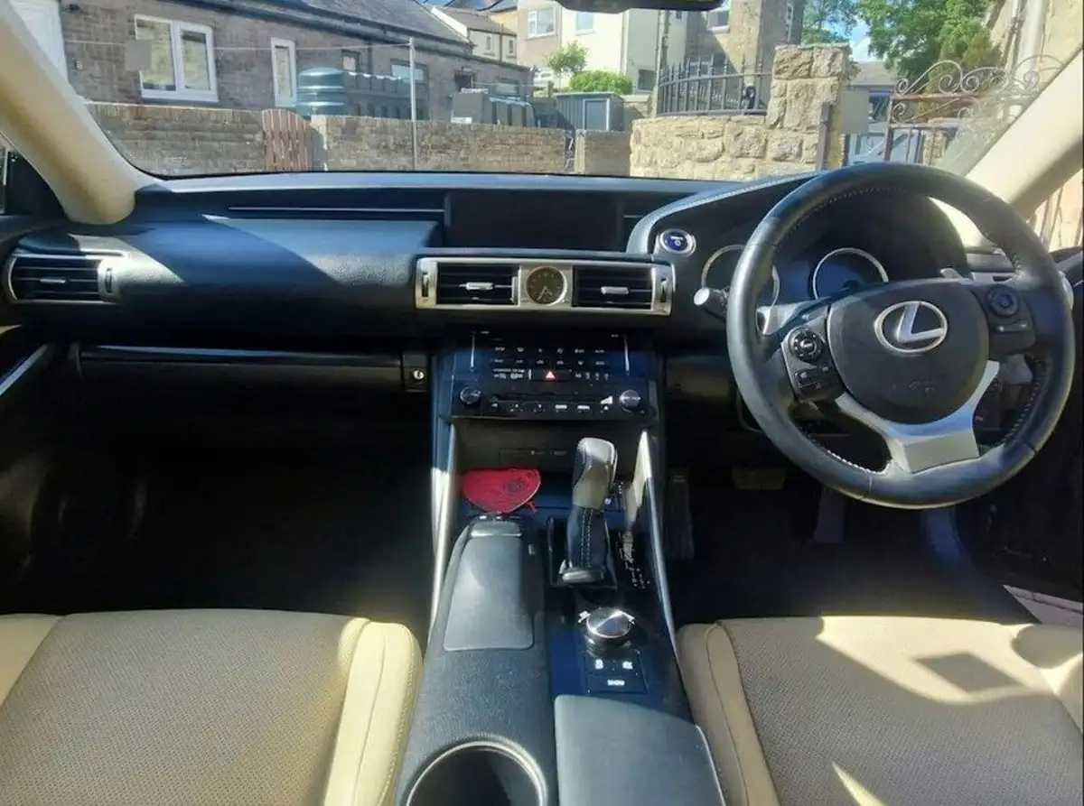 2014-lexus-is-300h-25-luxury-big-4