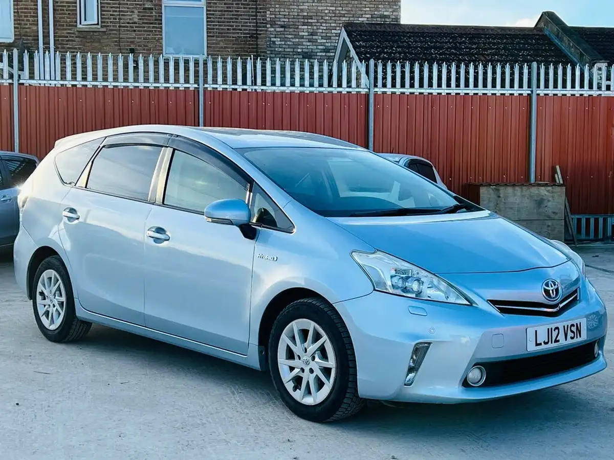 2012-toyota-prius-big-4