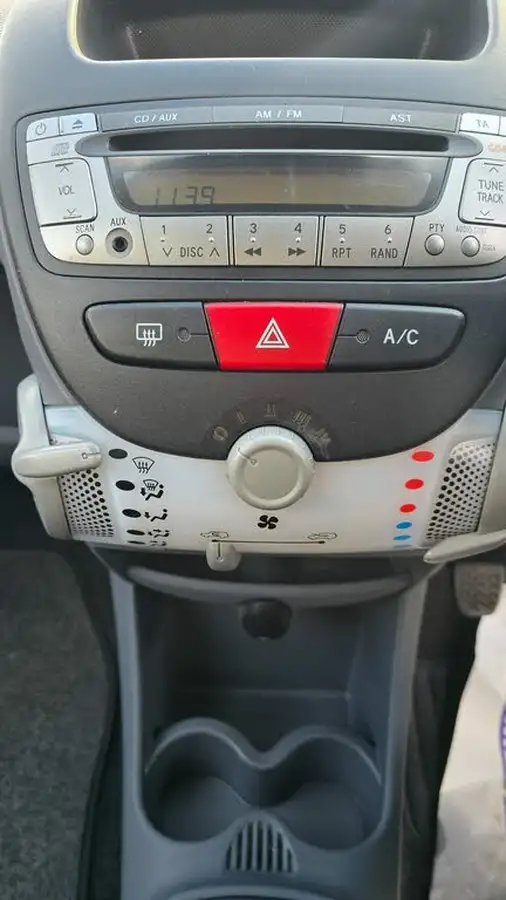 2010-citroen-c1-10-vtr-5d-big-23