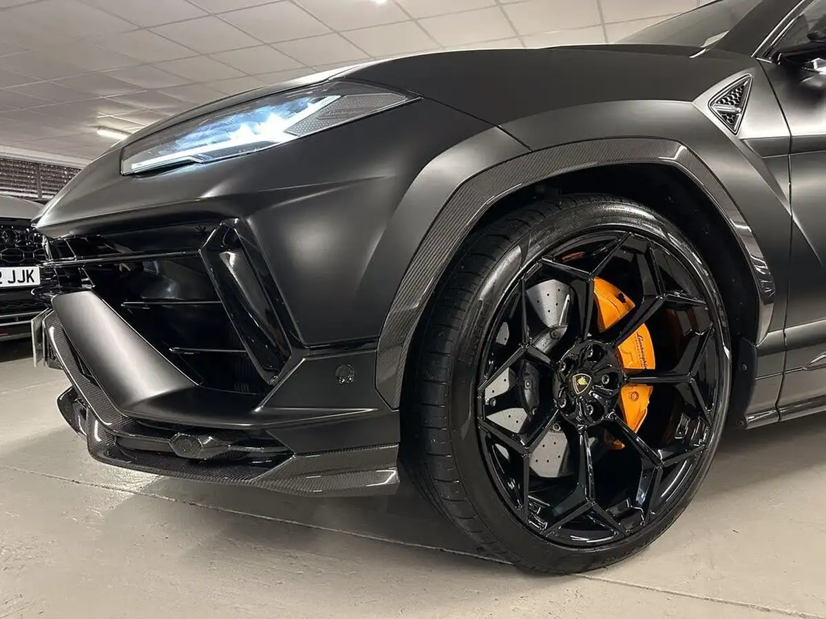 2023-lamborghini-urus-40-no-trim-big-21