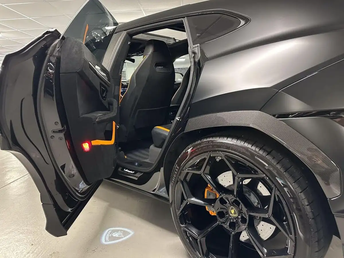 2023-lamborghini-urus-40-no-trim-big-45