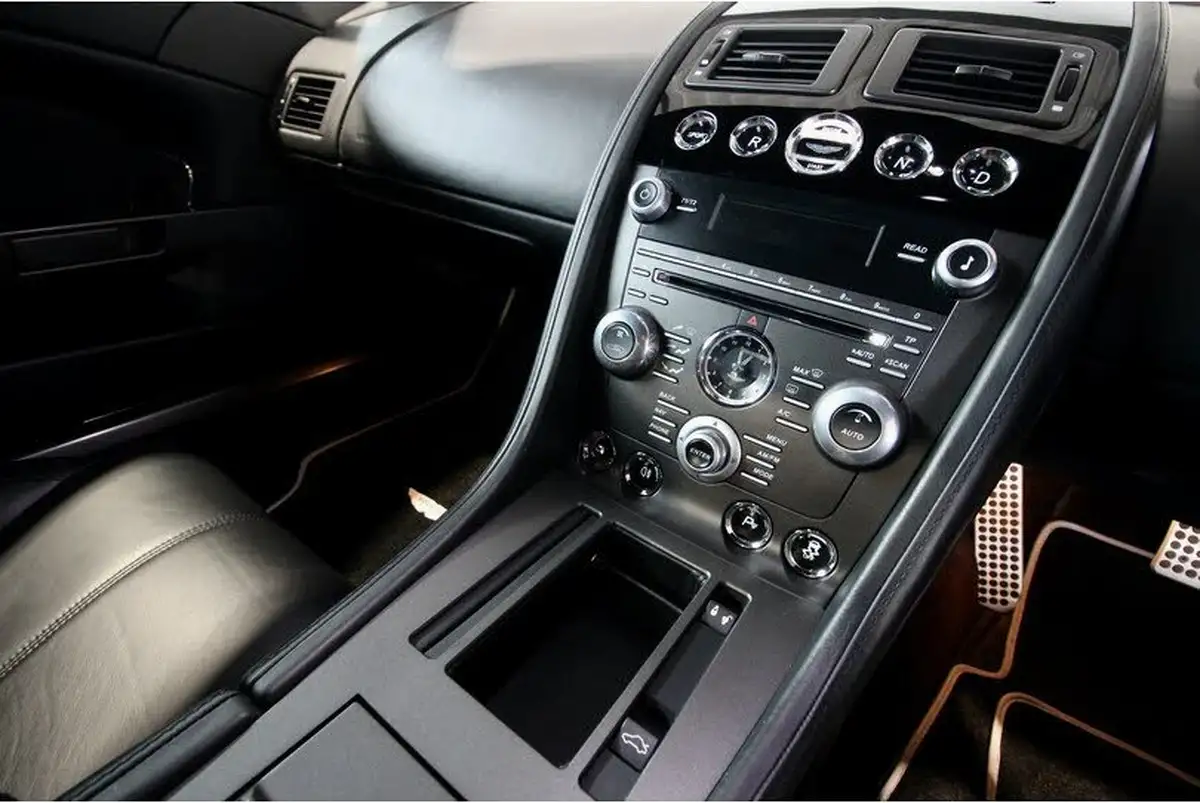 2015-aston-martin-vantage-47-v8-vantage-coupe-sportshift-big-14