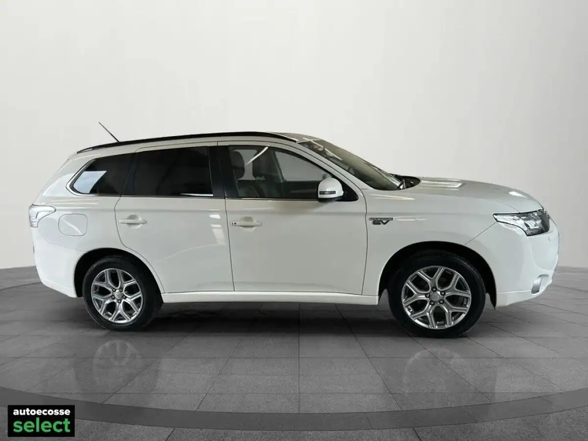 2015-mitsubishi-outlander-20-gx4h-phev-big-5