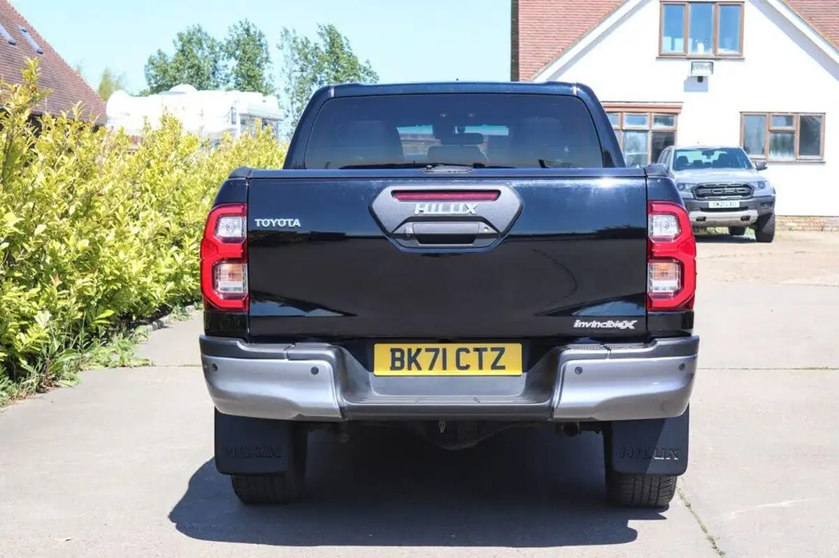 2021-toyota-hi-lux-28d-4d-invincible-x-at35-204hpeu6dt-e-big-15