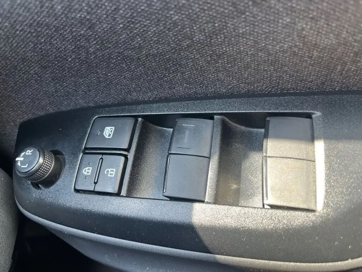 2021-toyota-yaris-15-vvt-i-design-panoramic-roof-big-19