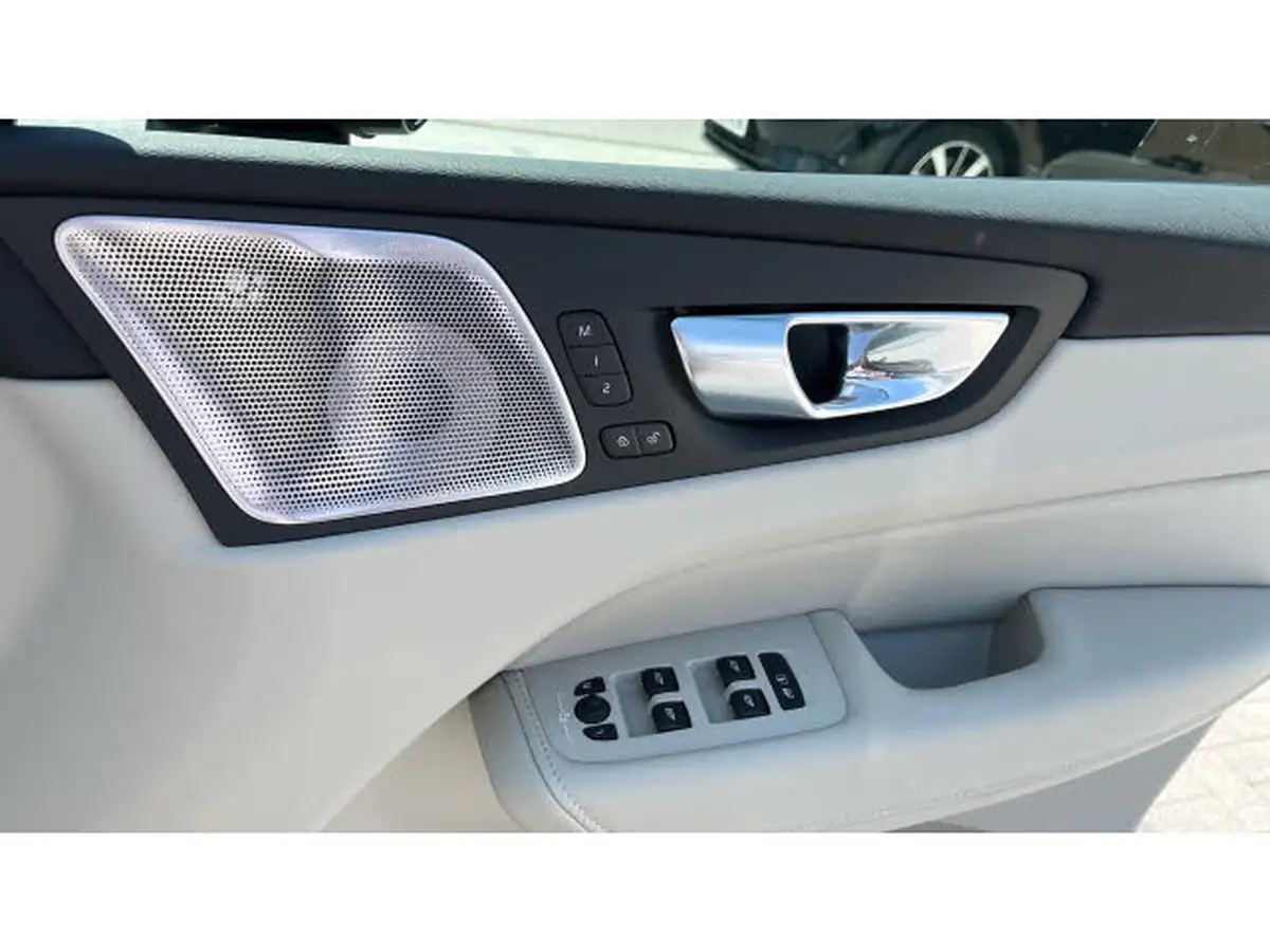 2024-volvo-xc60-20-t8-ultra-dark-big-14