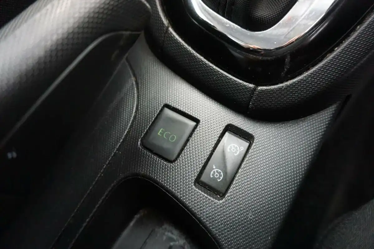 2014-renault-clio-15dci-dynamique-s-medianav-edc-auto-big-32