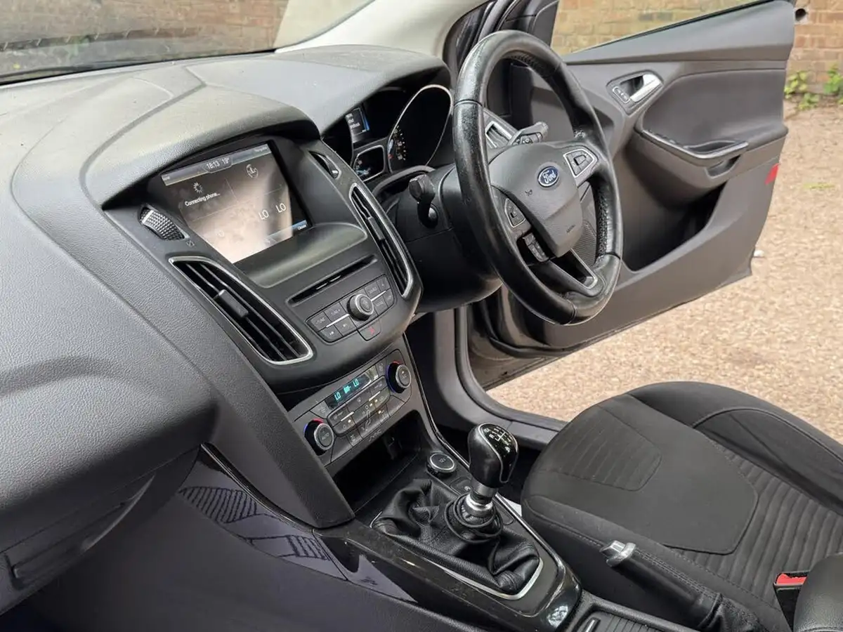 2015-ford-focus-10-titanium-t-125ps-hatchback-big-30