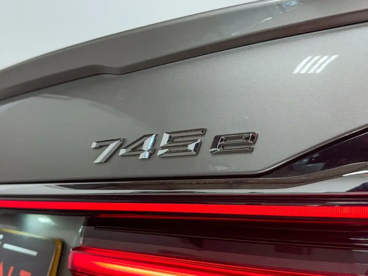 2021-bmw-7-series-30-745e-m-sport-big-13