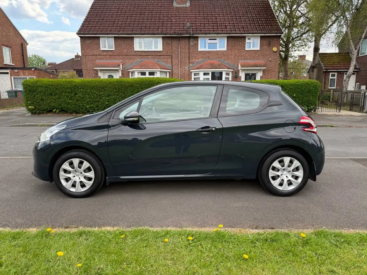 2015-peugeot-208-10-access-puretech-3d-big-4