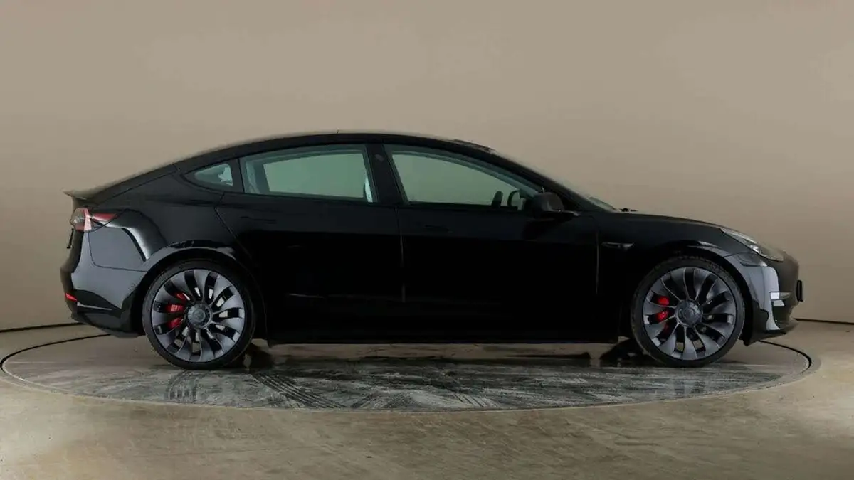 2021-tesla-model-3-e-performance-4x4-big-1
