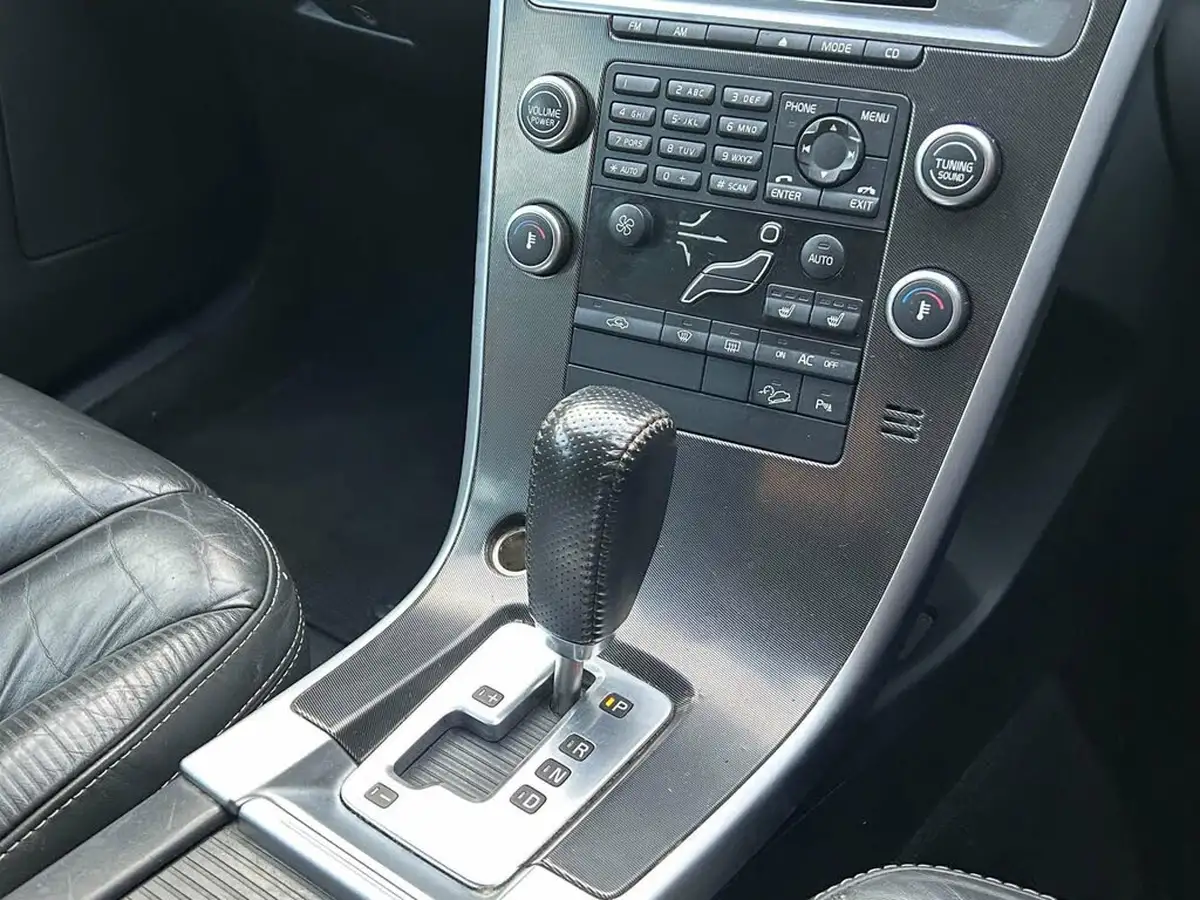 2010-volvo-xc60-24td-d5-r-design-geartronic-big-30