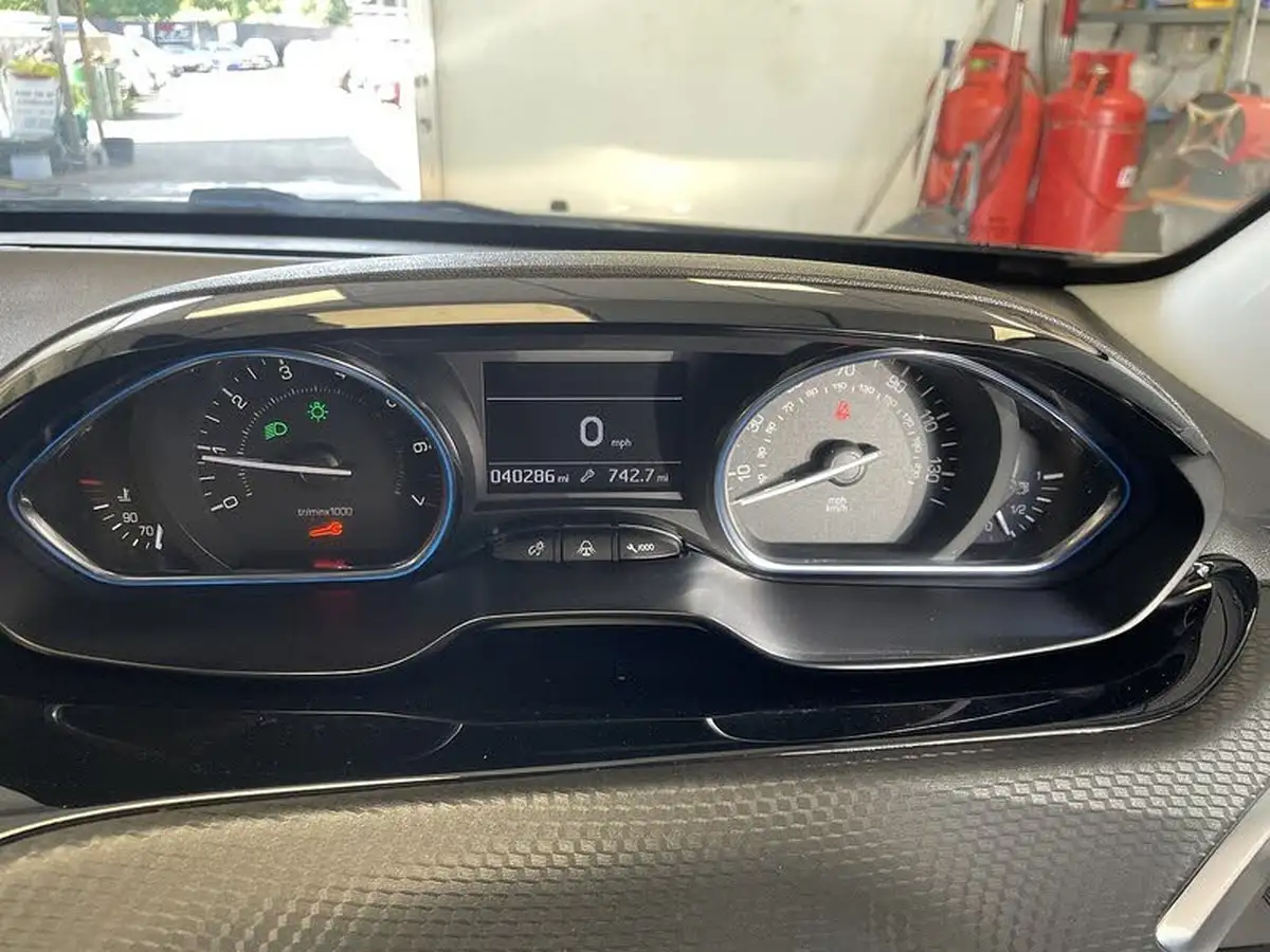2019-peugeot-2008-suv-12-puretech-allure-82bhp-big-15