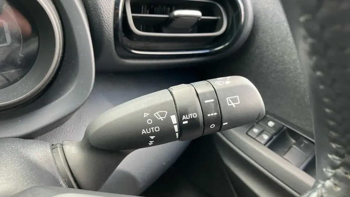 2021-toyota-yaris-15-vvt-i-design-big-26