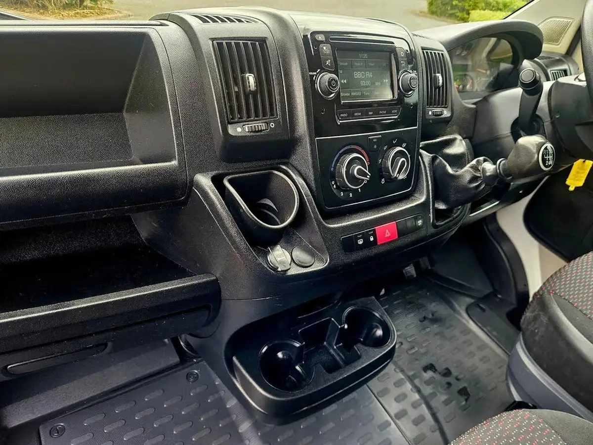 2016-peugeot-boxer-20-bluehdi-professional-335-l3-h2-big-21