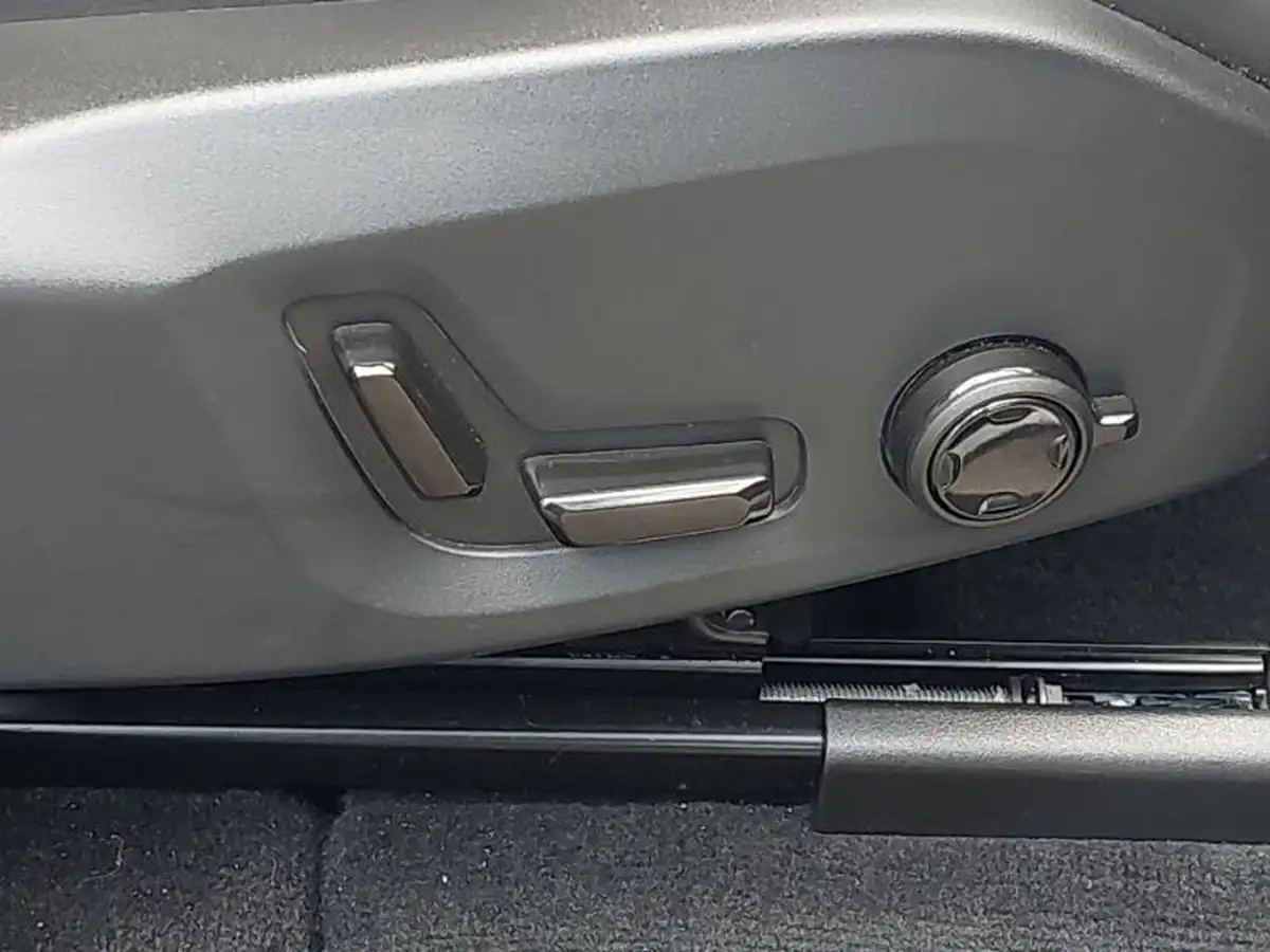 2024-volvo-xc60-20-b5-plus-black-edition-big-14
