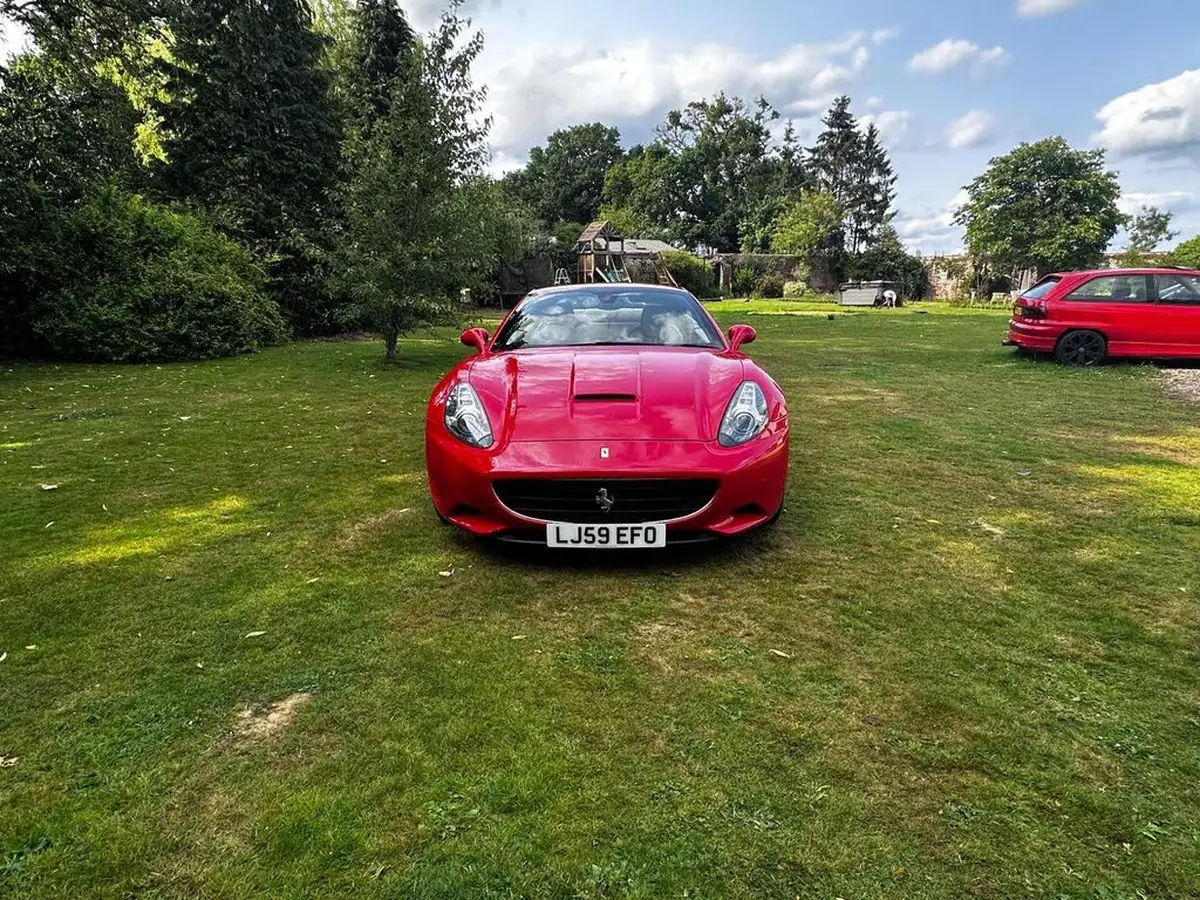 2010-ferrari-california-43-big-23