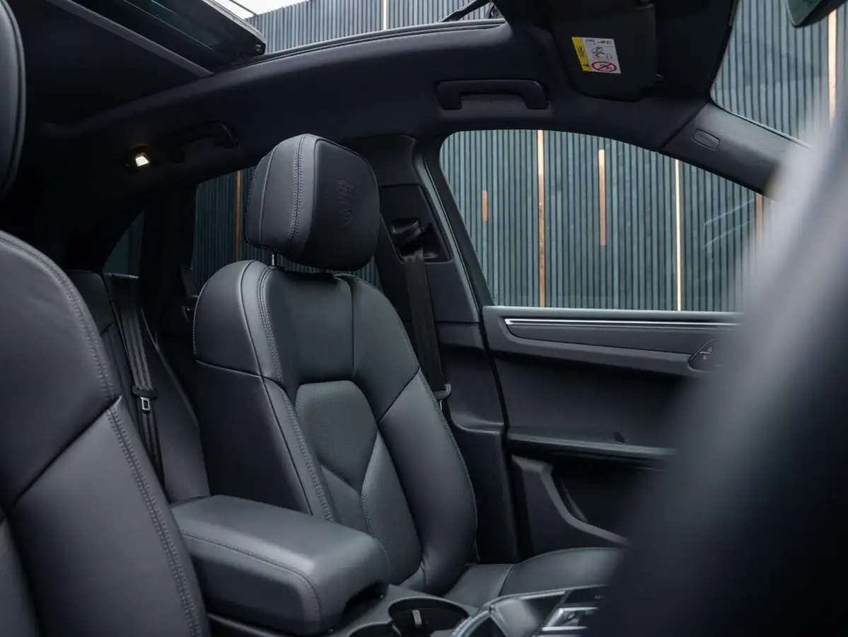 2022-porsche-macan-20-big-35