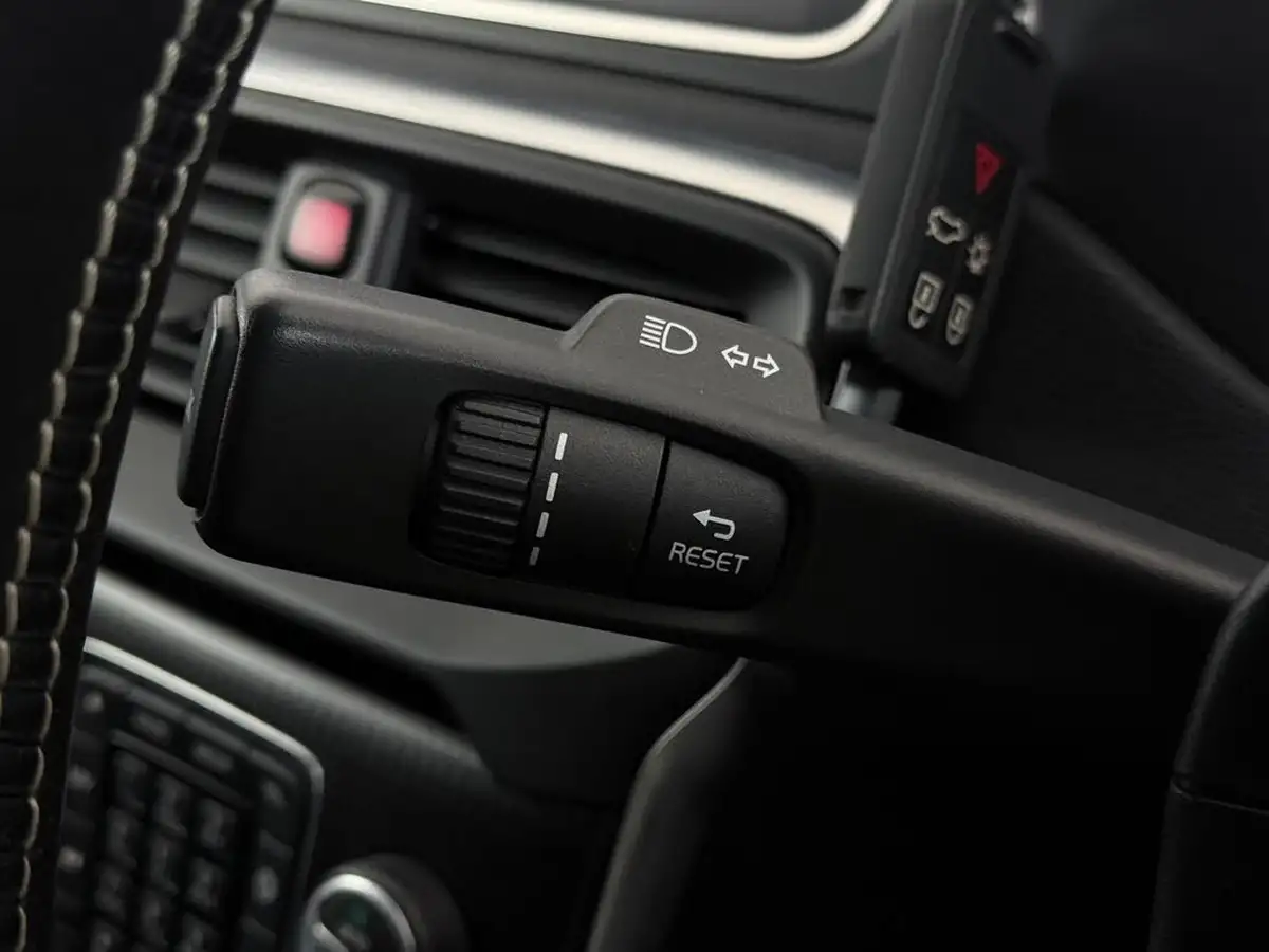 2019-volvo-v40-15-t2-r-design-edition-big-22