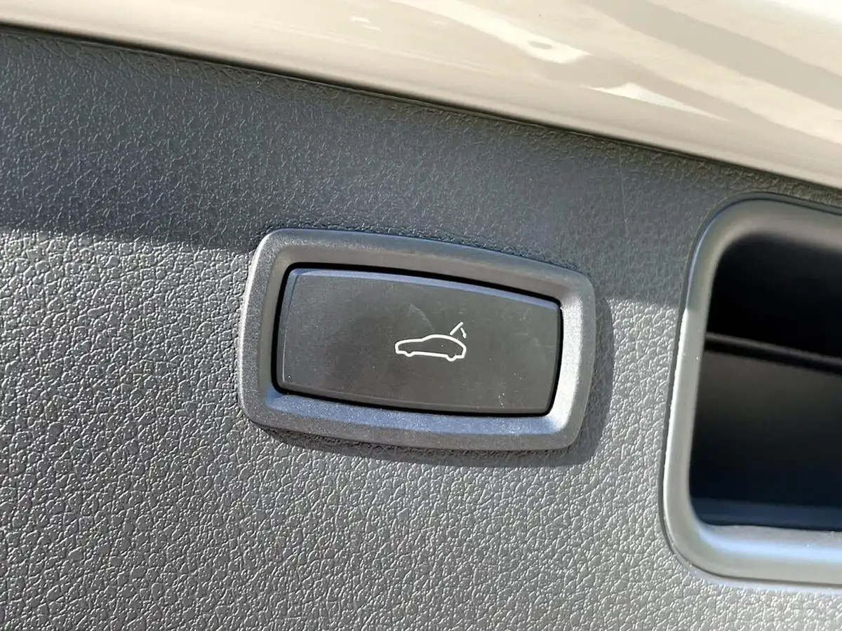 2021-porsche-macan-30-s-big-24