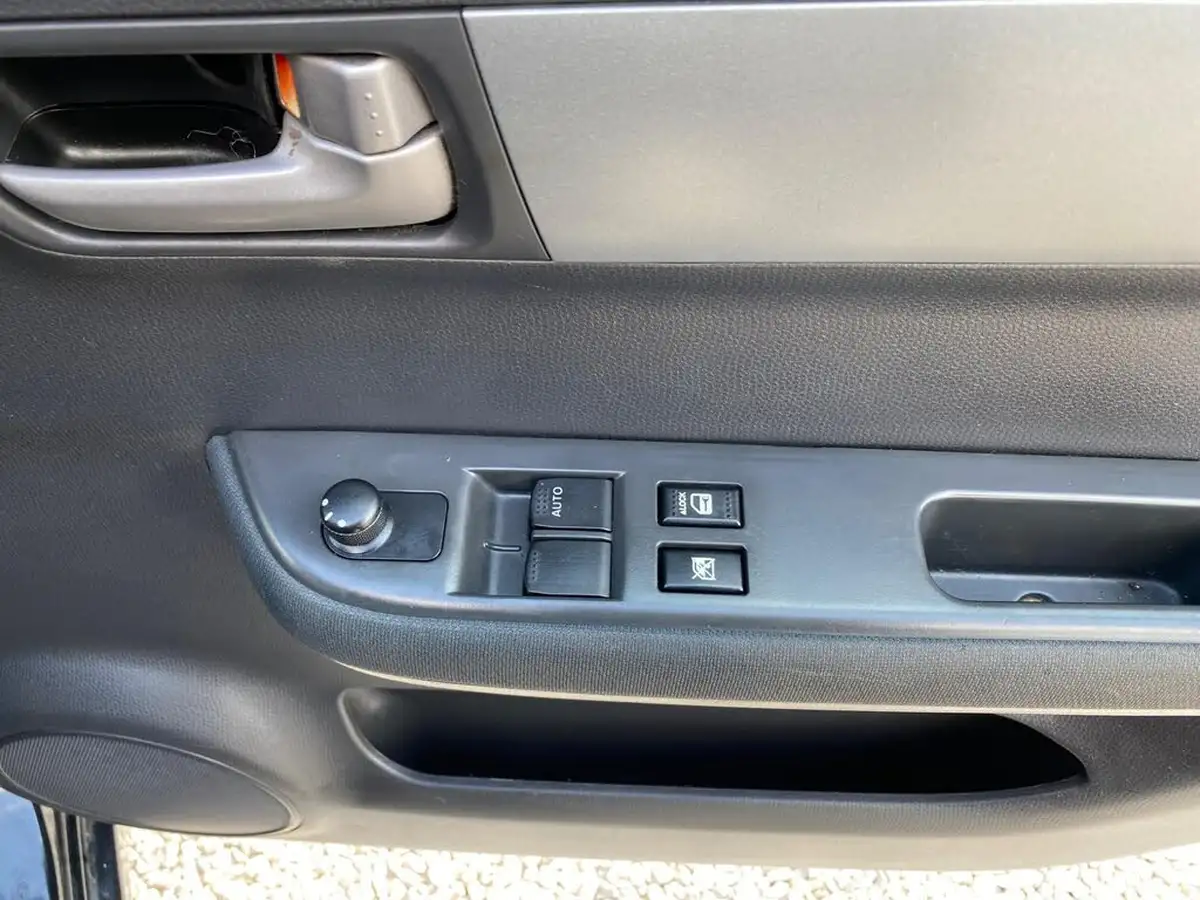 2009-suzuki-swift-13td-big-37