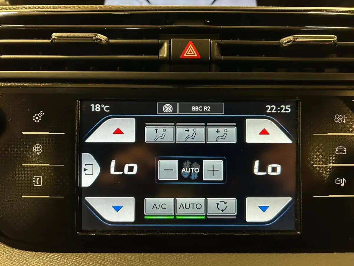 2015-citroen-c4-picasso-16bluehdi-vtr-100ps-big-27