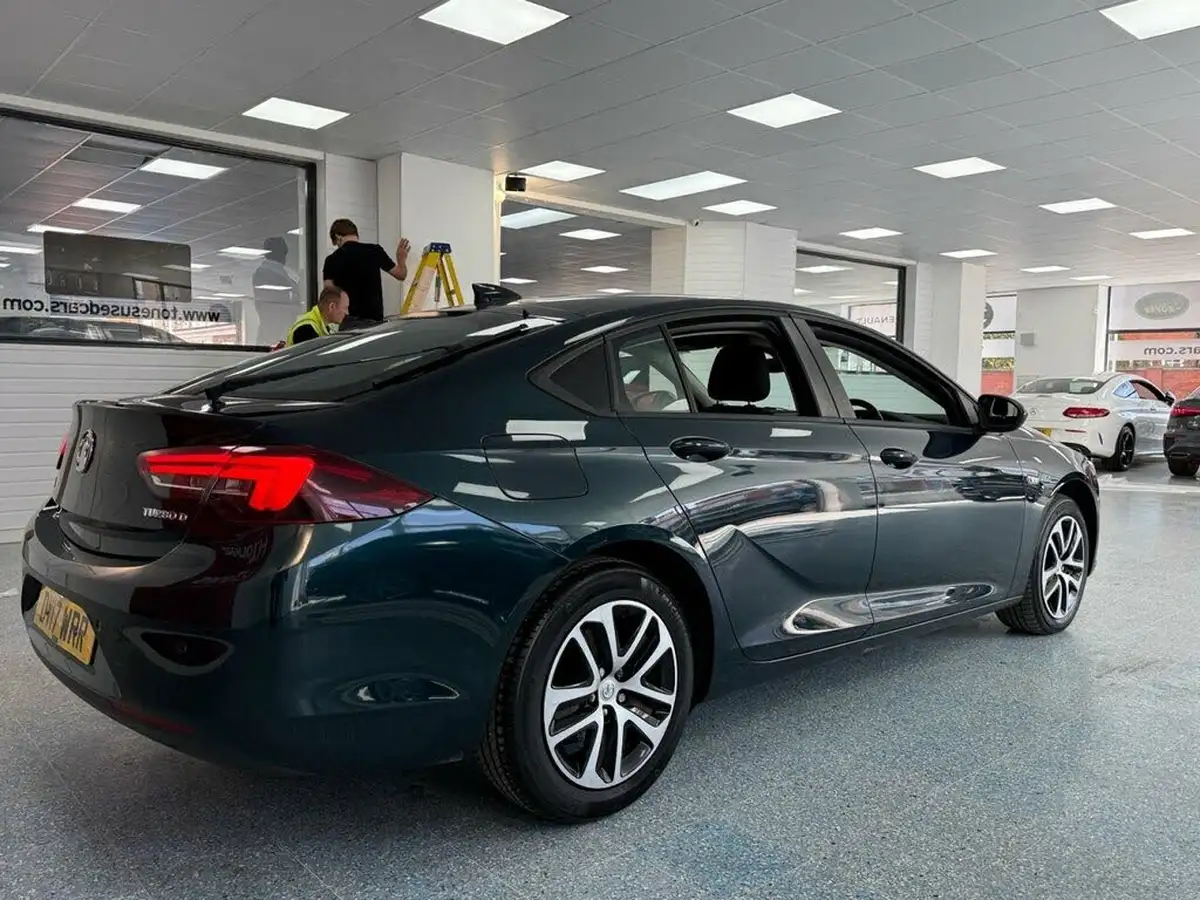 2017-vauxhall-insignia-grand-sport-16td-design-136ps-ecotec-big-1