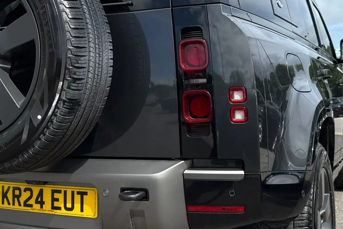 2024-land-rover-110-defender-30-d300-x-dynamic-hse-big-33