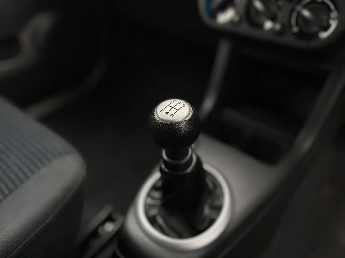 2009-suzuki-swift-15-glx-3d-big-16