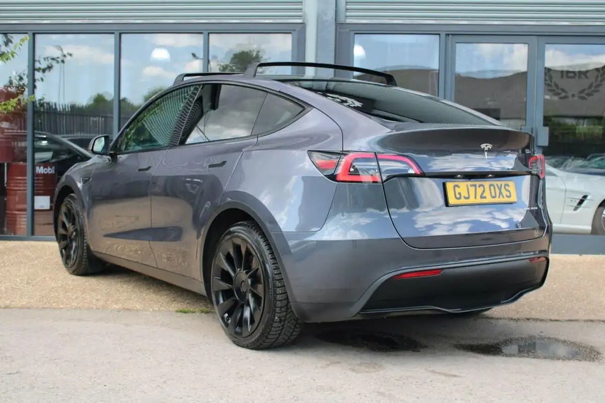 2022-tesla-model-y-e-long-range-big-1