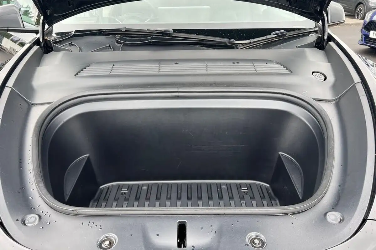 2022-tesla-model-y-e-long-range-big-38