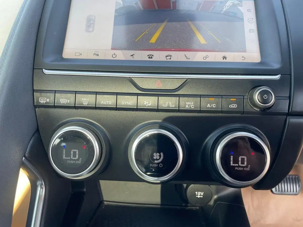 2018-jaguar-e-pace-20-i4-s-big-16