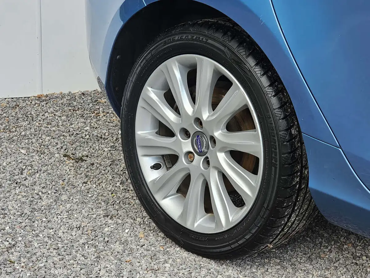 2016-volvo-v40-20td-d3-se-lux-big-17