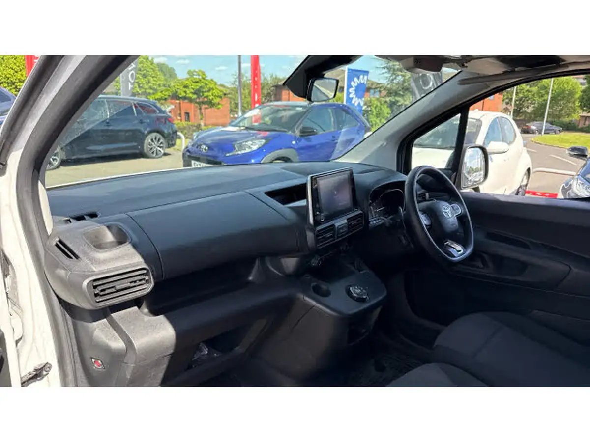 2023-toyota-proace-city-15d-design-100hpeu6d-big-9