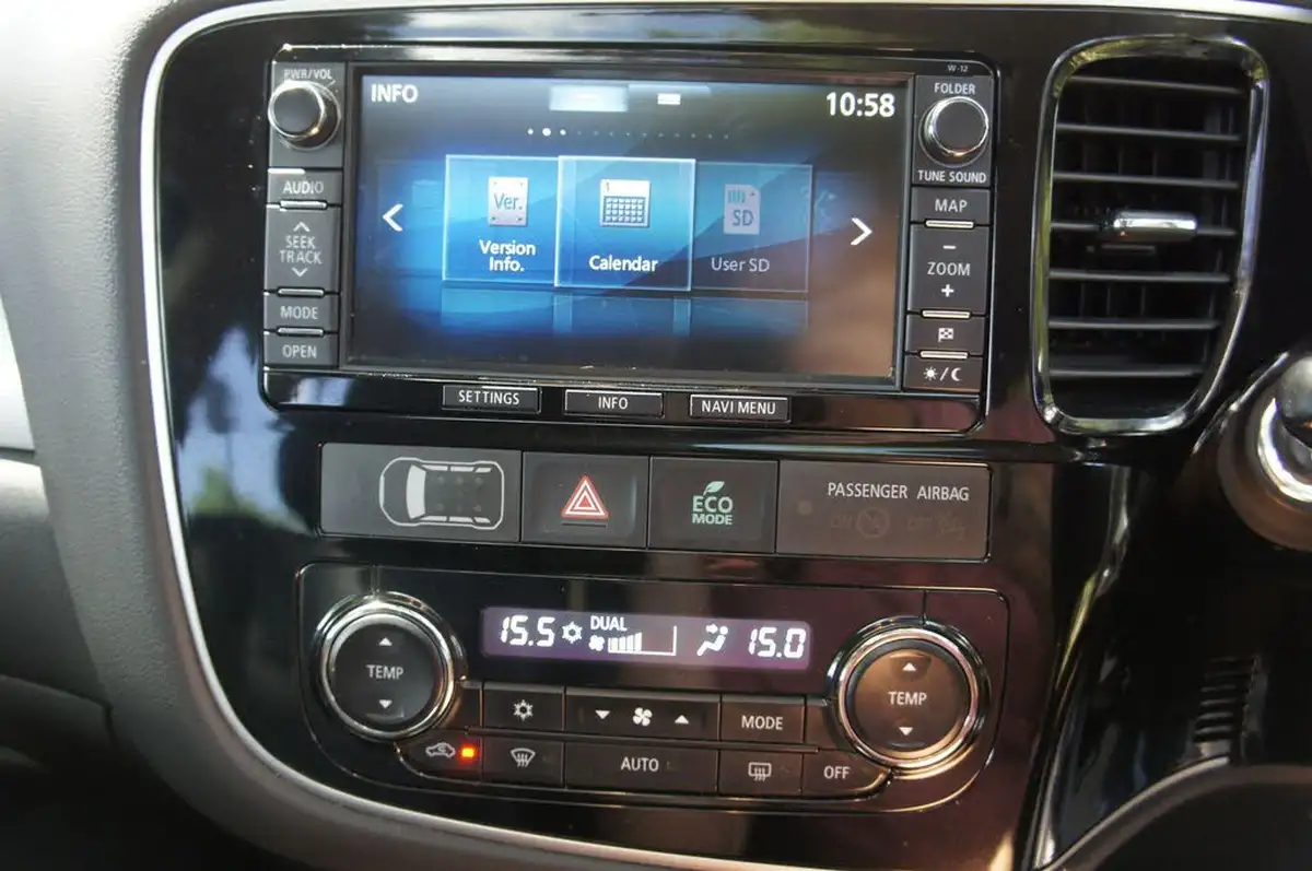 2014-mitsubishi-outlander-20-gx4h-big-11
