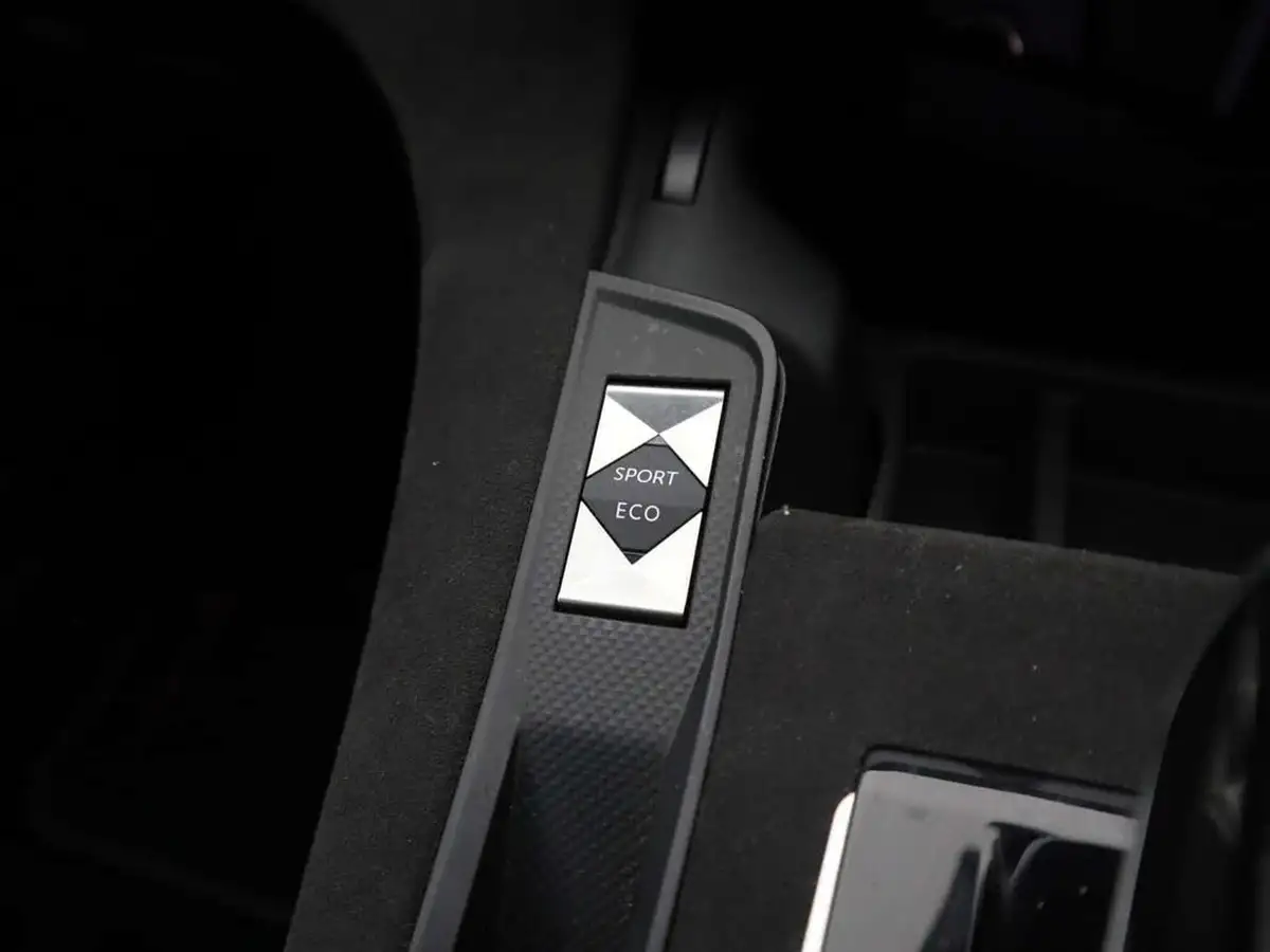 2020-ds-ds-7-crossback-16-puretech-performance-line-180ps-big-31