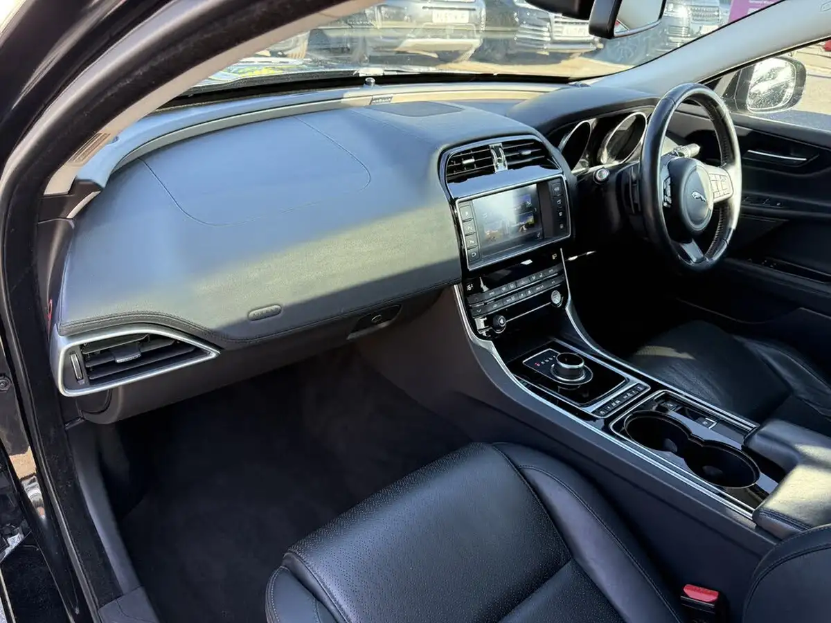 2017-jaguar-xe-20d-portfolio-180ps-awd-1999cc-auto-big-46