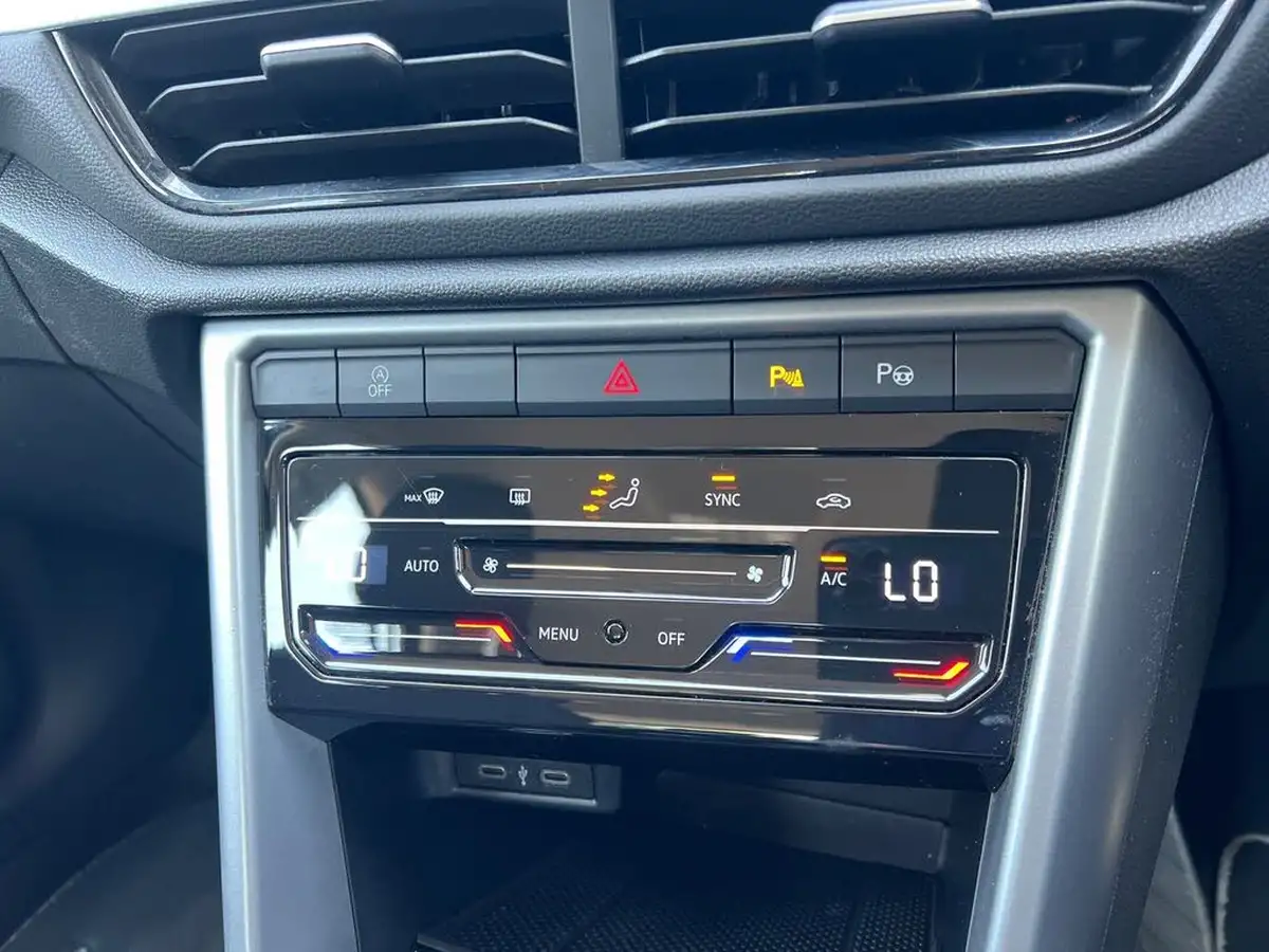 2023-volkswagen-t-roc-10-tsi-life-big-16