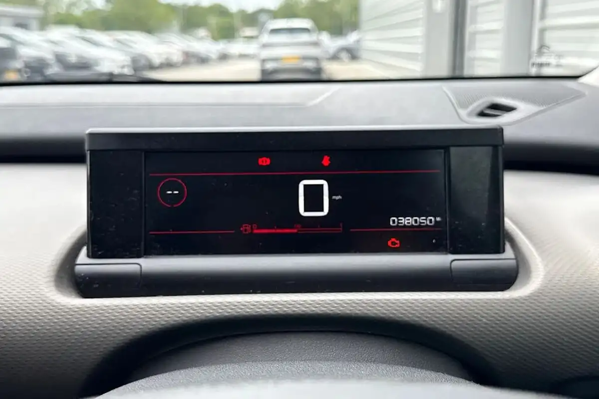 2018-citroen-c4-cactus-16bluehdi-flair-big-57